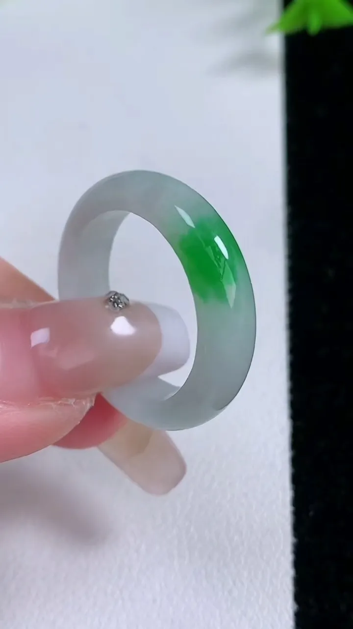 天然A货翡翠指环戒指，尺寸20.3-6-3.5，重量:4.89g2026年1月26日
工厂直销收藏佳