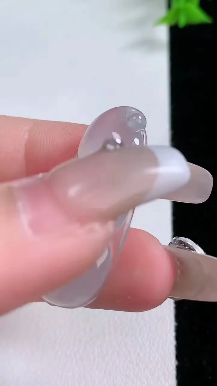 天然A货翡翠福豆吊坠，尺寸34-15.4-5.8，重量:5.64g
1月26日