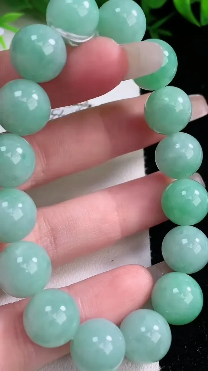 天然A货翡翠圆珠手串，尺寸11.8-16颗，重量:47.55g1月26日
工厂直销收藏佳品,种好水足，色泽均匀，有种有色，上手高大气！