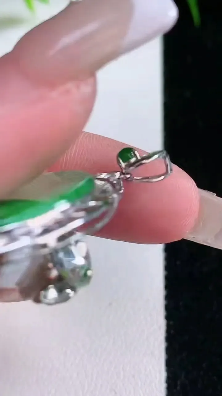 天然A货翡翠无事牌吊坠，尺寸36.5-27-4，裸石23.4重量:3.70g
1月26日