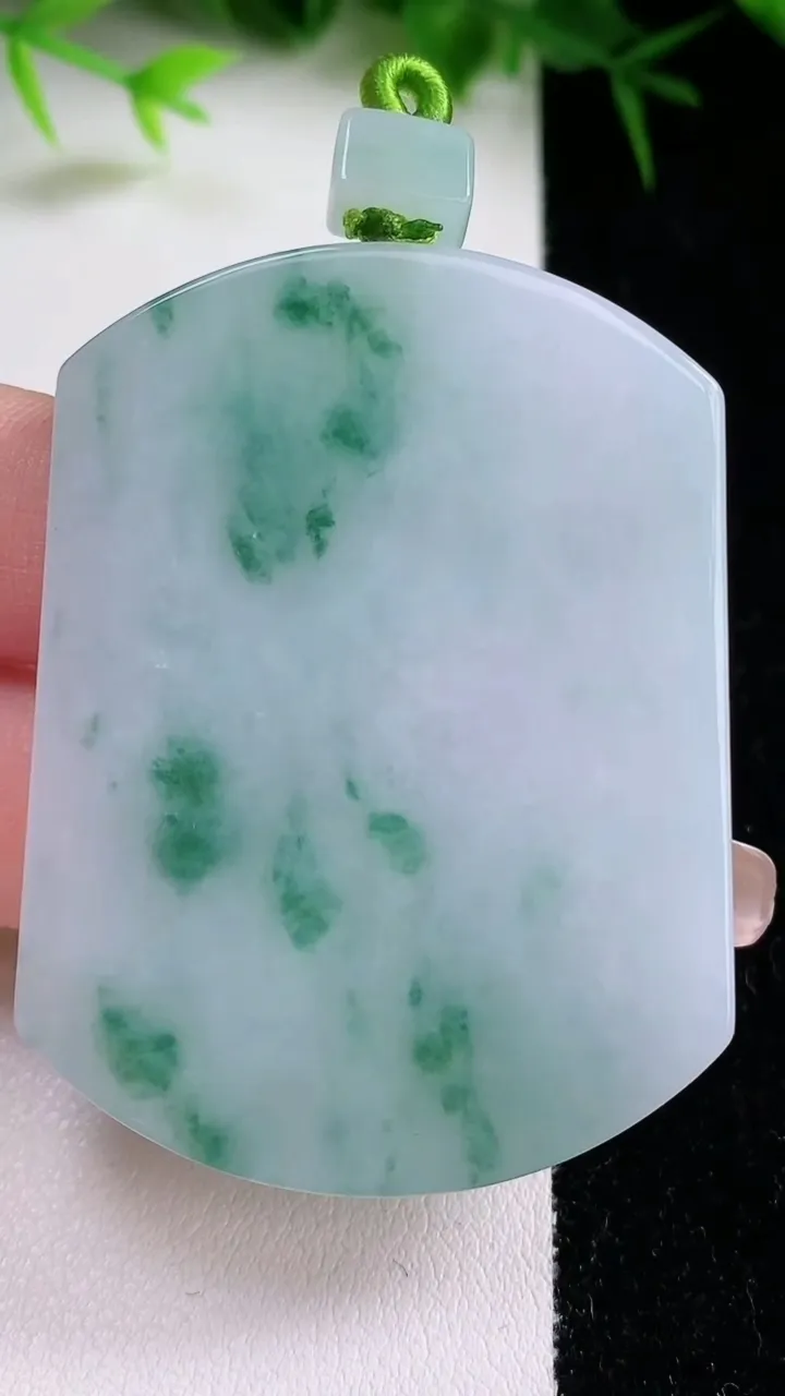 天然A货翡翠飘花无事牌吊坠，尺寸52.5-39.3-5.2，重量:34.17g
1月26日