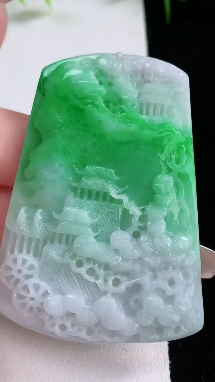 天然A货翡翠山水牌吊坠，尺寸58.3-40.8-5.4，重量:29.60g
1月26日