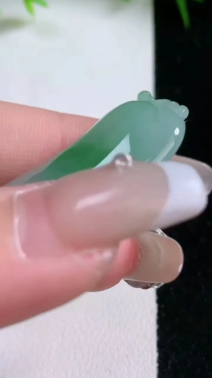 天然A货翡翠福瓜吊坠，尺寸40.7-22.4-10.5，重量:17.97g
1月26日