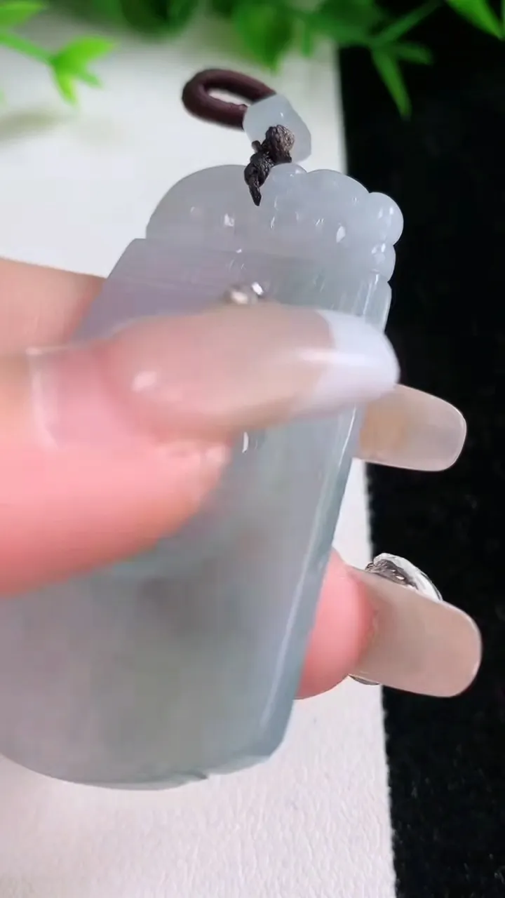 天然A货翡翠仿古无事牌吊坠，尺寸52.6-36.5-3.5，重量:17.87g
1月26日