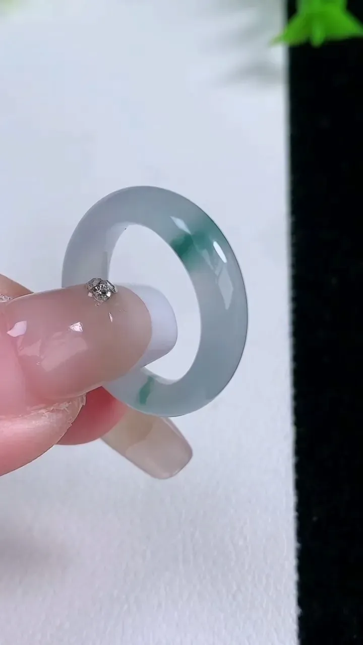 天然A货翡翠冰种飘花指环戒指，尺寸16-5.3-3.2，重量:3.21g2026年1月26日
工厂直销收藏佳品,种好水足，色泽均匀，有种有色，上手高大气！