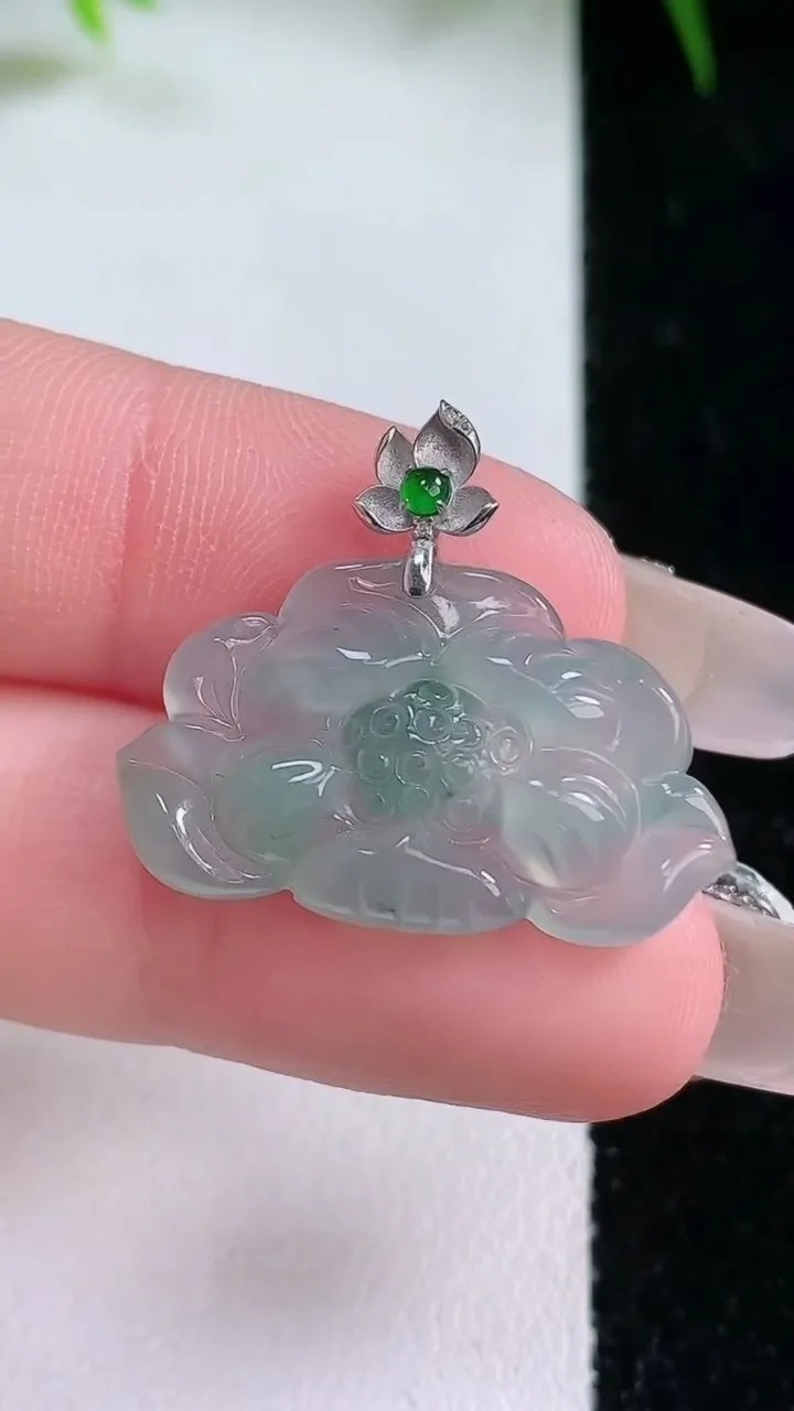 天然A货翡翠18K金飘花和和美美 荷花吊坠，尺寸15.8-26.3-4，重量:2.98g
1月26日