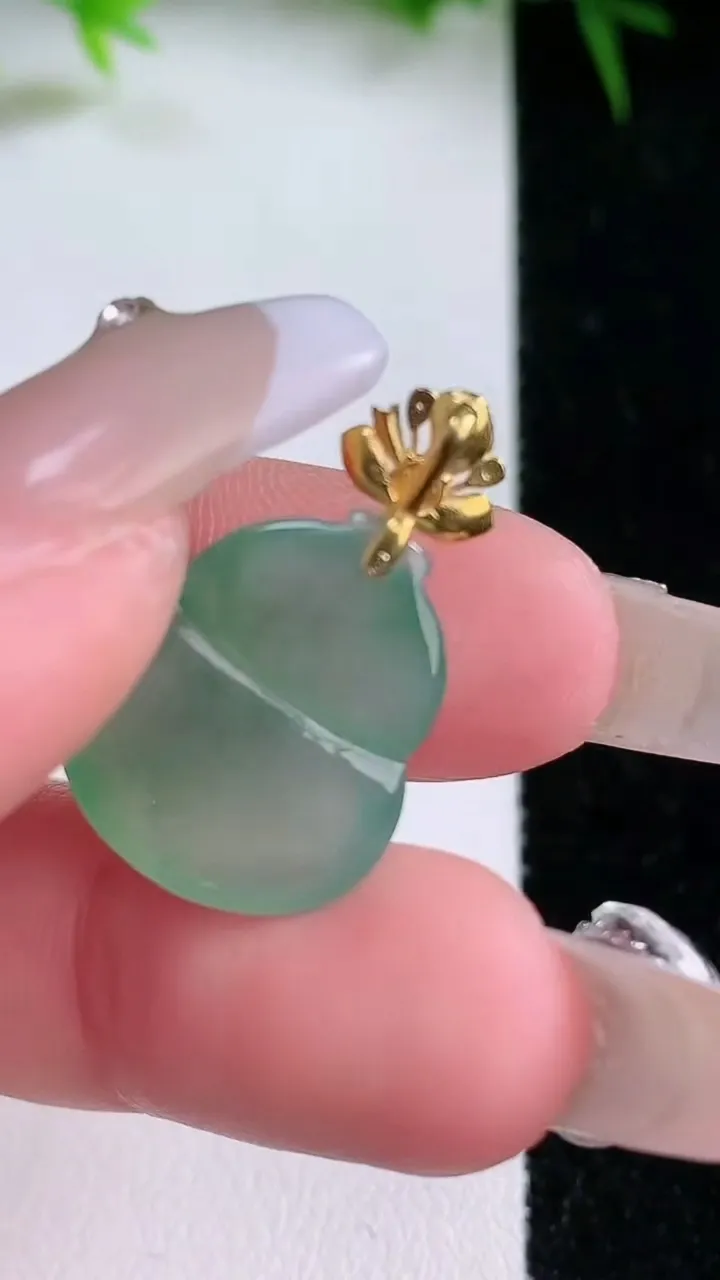 天然A货翡翠葫芦吊坠，尺寸17-15.6-5.8，重量:2.80g
1月26日