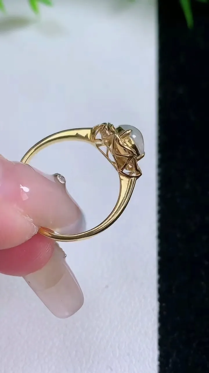 天然A货翡翠种白冰蛋面戒指，尺寸17.5-8.3-7-6.5，重量:1.76g2026年1月26日
工厂直销收藏佳品,种好水足，色泽均匀，有种有色，上手高大气！