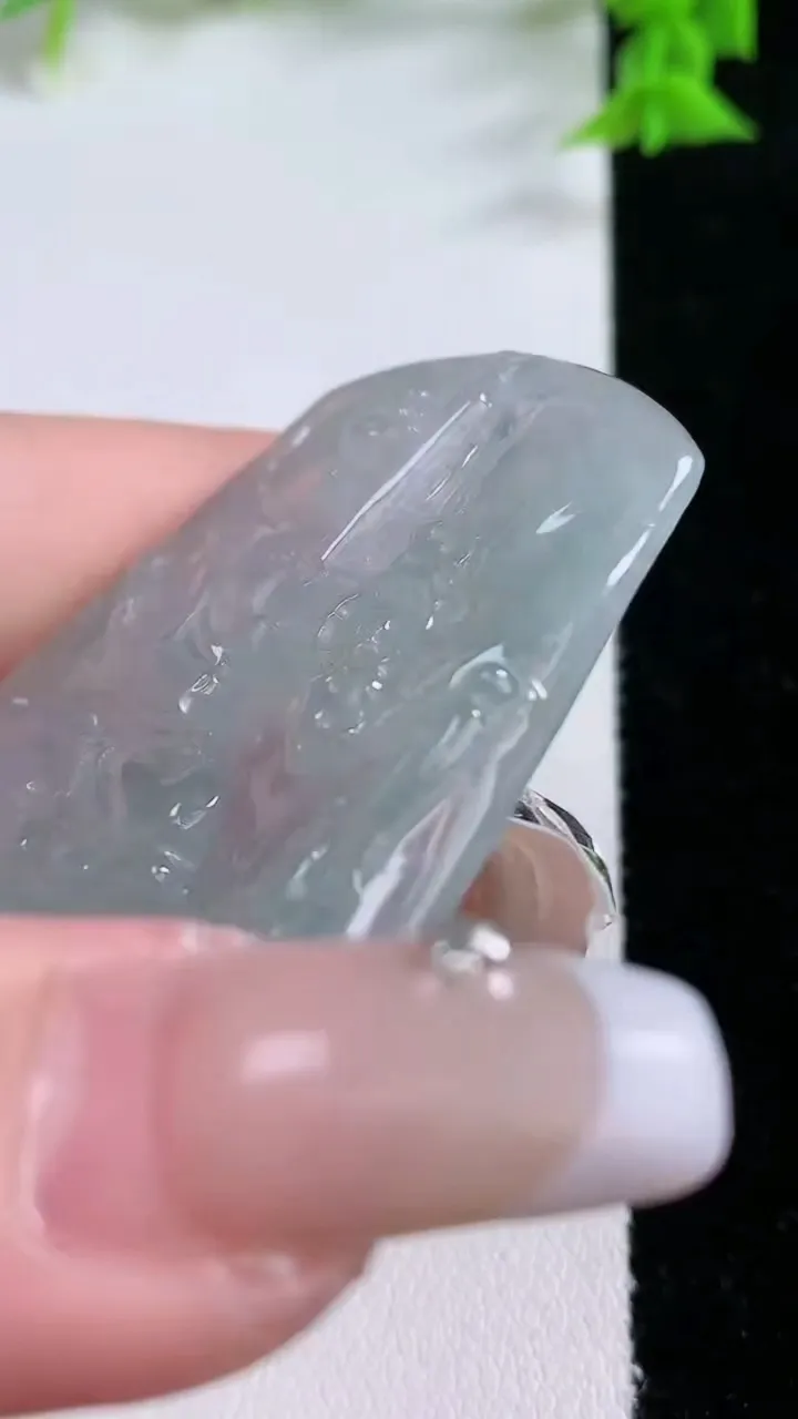 天然A货翡翠不动明王吊坠，尺寸52.2-44.4-4.7，重量:21.44g
1月26日