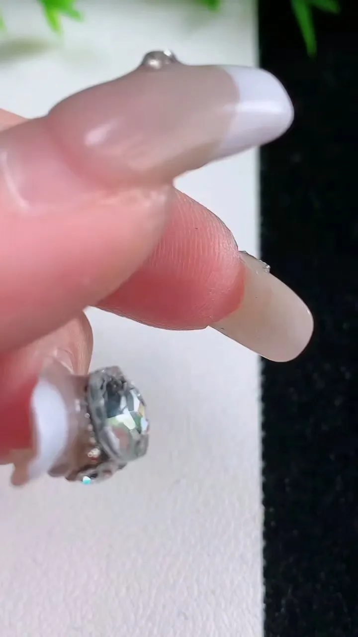 天然A货翡翠佛手瓜吊坠，尺寸38.6-23-8.7，重量:11.13g
1月26日