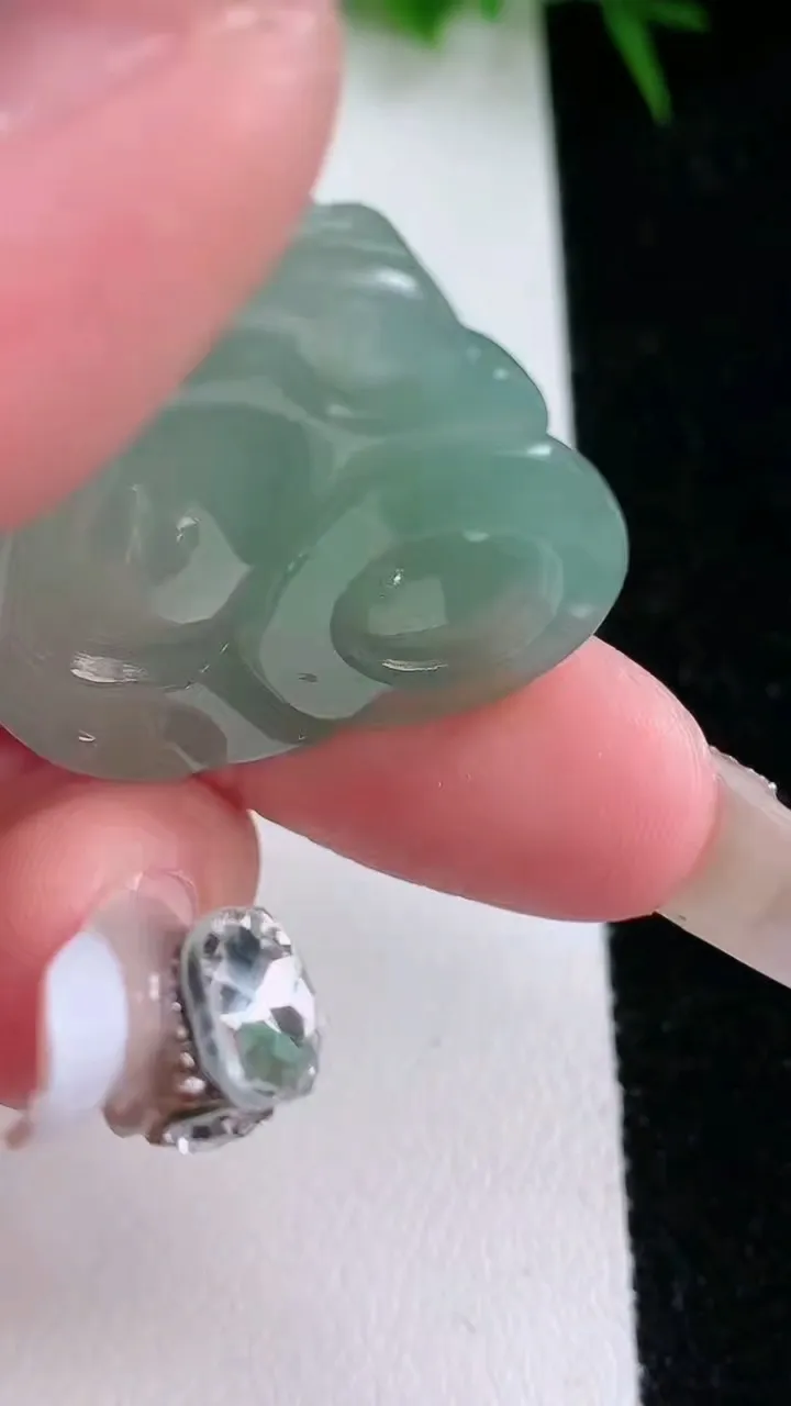 天然A货翡翠佛公吊坠，尺寸28-31-10.3，重量:12.86g
1月26日