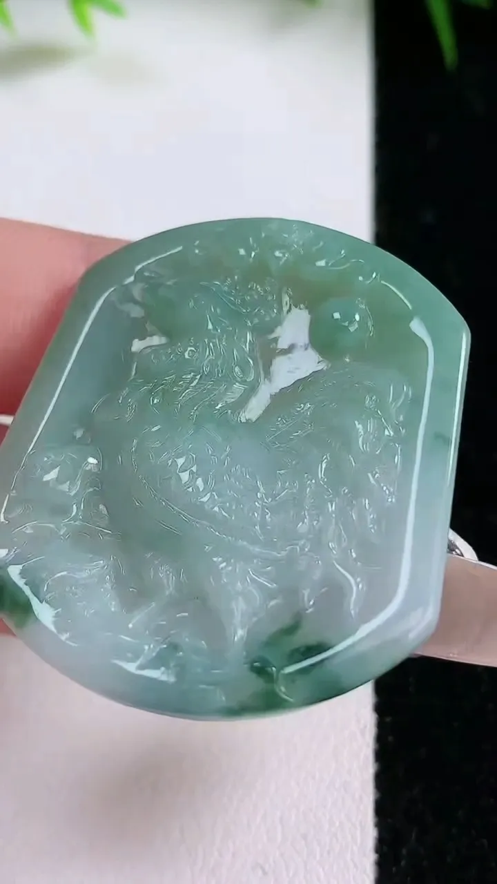 天然A货翡翠生肖鸡吊坠，尺寸38.4-33.6-4.5，重量:11.21g
1月26日