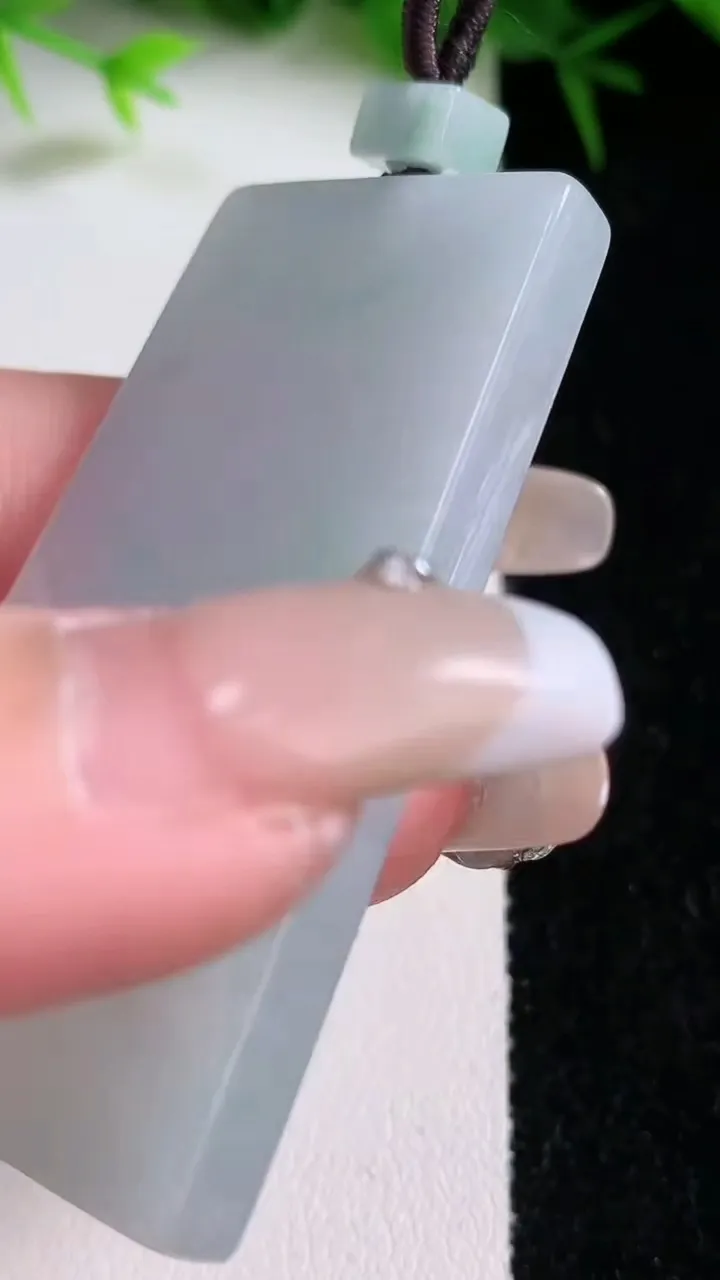 天然A货翡翠无事牌吊坠，尺寸57-31.6-6，重量:34.16g
1月26日