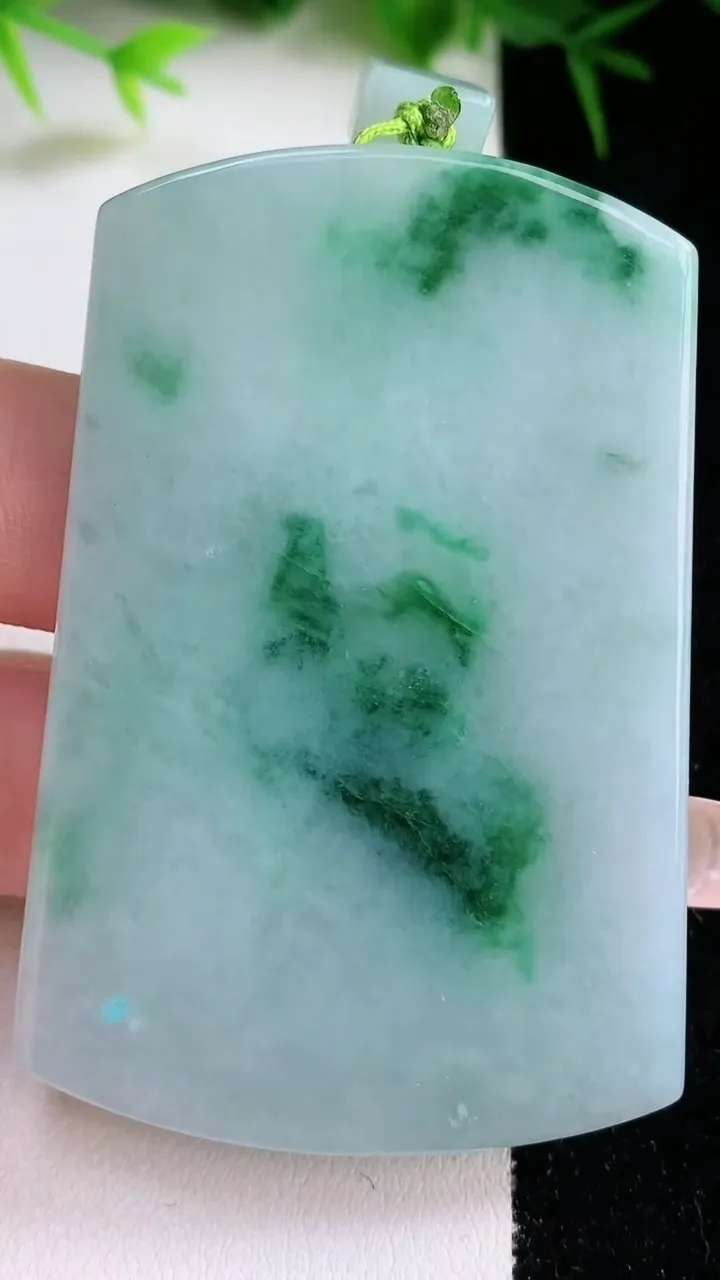 天然A货翡翠飘花无事牌吊坠，尺寸60.2-40.5-5.4，重量:40.85g
1月26日