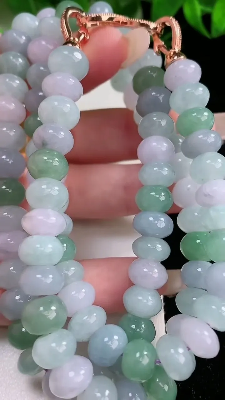 天然A货翡翠算盘珠项链，尺寸8.8-6-92颗，重量:91.70g1月26日
工厂直销收藏佳品,种好水足，色泽均匀，有种有色，上手高大气！