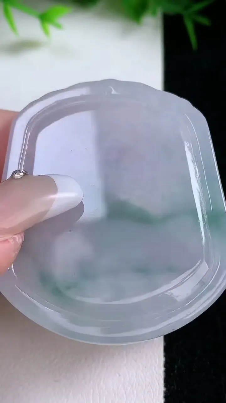 天然A货翡翠飘花生肖狗吊坠，尺寸50-42.3-4.6，重量:20.09g
1月26日