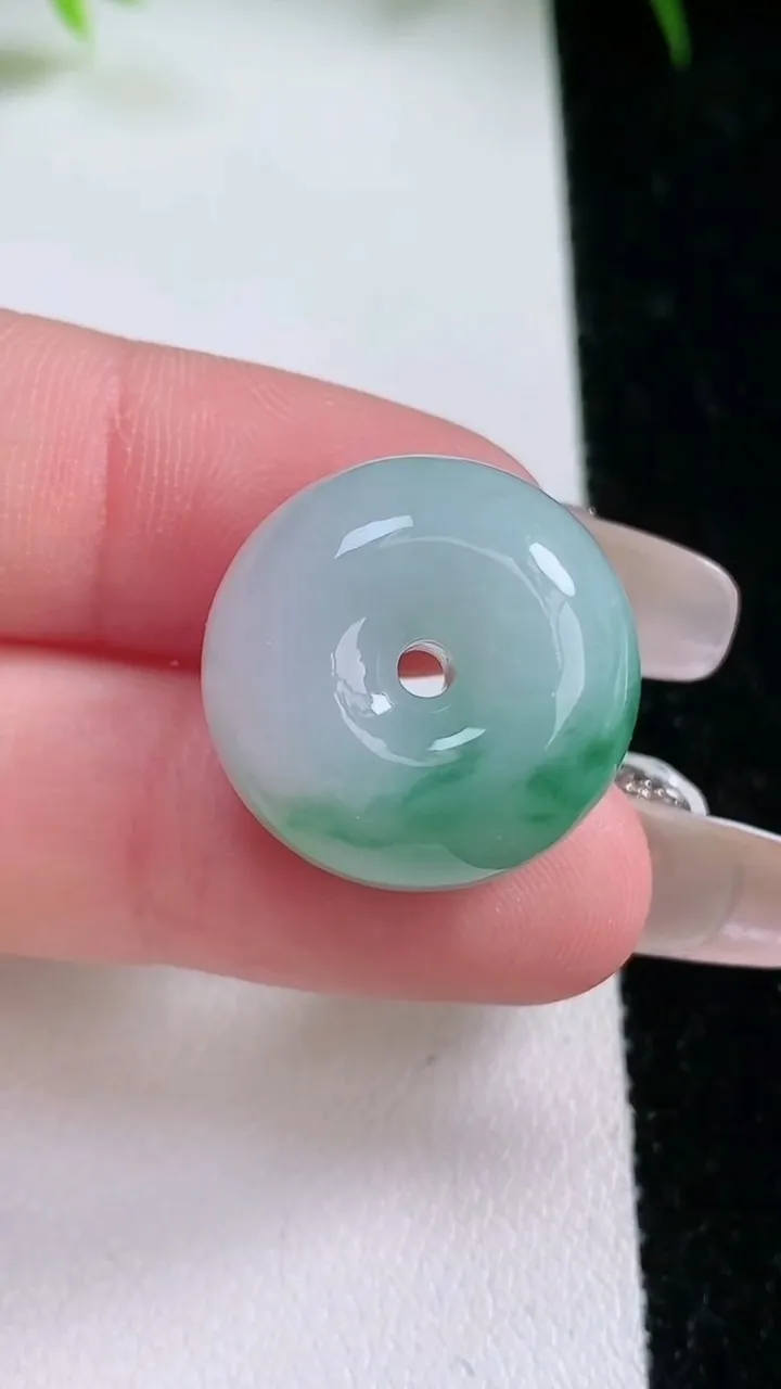 天然A货翡翠飘花路路通吊坠，尺寸19.6-11.8，重量:10.00g
1月26日