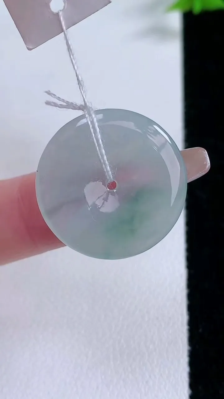 天然A货翡翠冰种飘花平安扣吊坠，尺寸22-3.4，重量:4.19g
1月26日