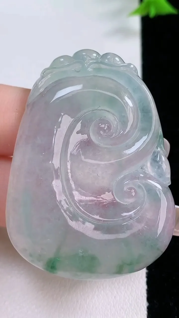 天然A货翡翠种飘花如意吊坠，尺寸49.6-36.3-4.6，重量:20.09g
1月26日