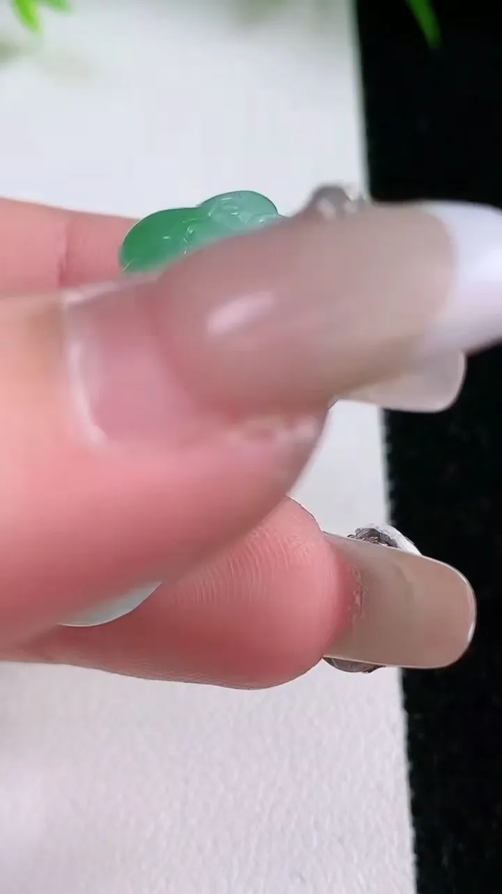 天然A货翡翠霸王貔貅吊坠，尺寸31.7-19.3-12.3，重量:16.77g
1月26日