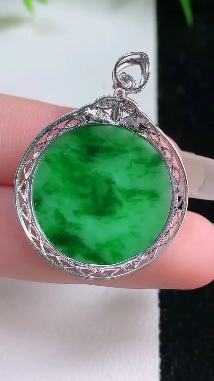 天然A货翡翠无事牌吊坠，尺寸36.5-27-4，裸石23.4重量:3.70g
1月26日