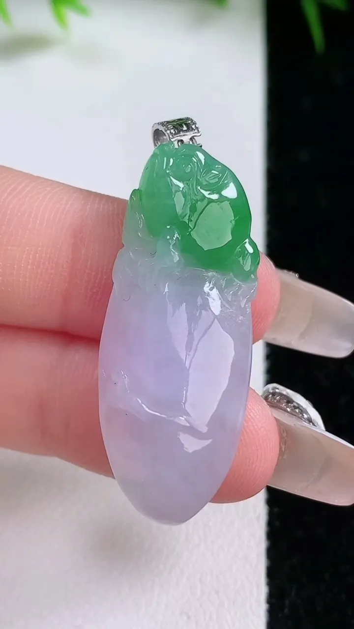 天然A货翡翠18K金春带彩紫罗兰福瓜吊坠，尺寸36.2-14.2-7，重量:6.93g
1月26日