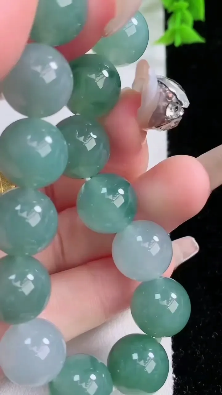 天然A货翡翠圆珠手串，尺寸12-16颗，重量:50.30g1月26日
工厂直销收藏佳品,种好水足，色泽均匀，有种有色，上手高大气！