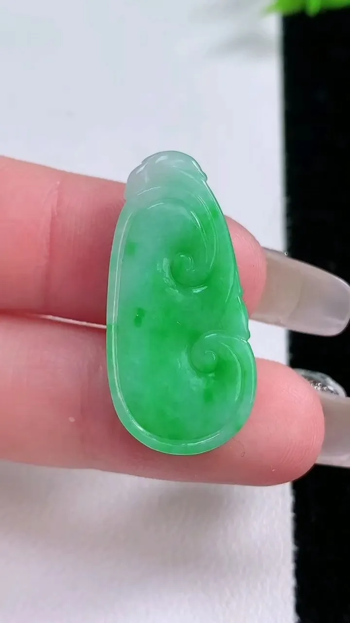 天然A货翡翠如意吊坠，尺寸28.8-14-3.5，重量:3.25g
1月26日