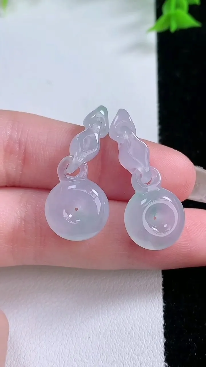 天然A货翡翠平安扣吊坠一对，尺寸12.7-5.5，重量:6.15g
1月26日