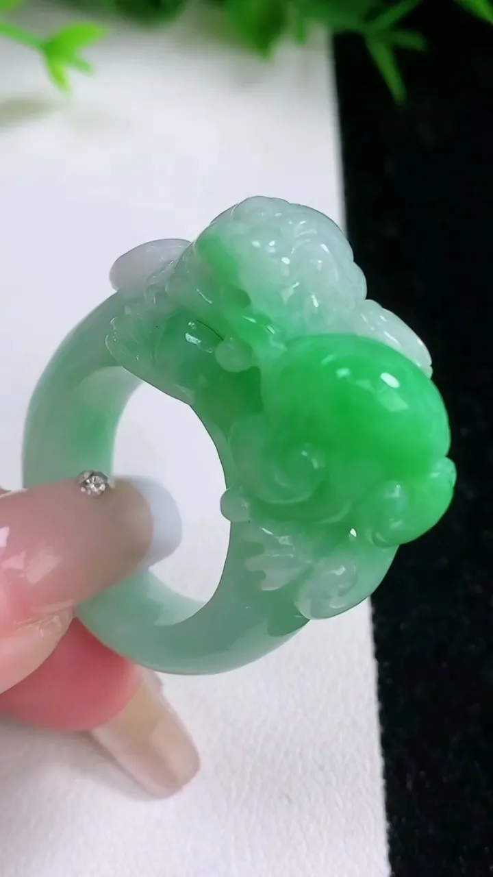 天然A货翡翠霸王貔貅指环扳指，尺寸21.4-30-13.4-17.3，重量:24.42g2026年1月26日
工厂直销收藏佳品,种好水足，色泽均匀，有种有色，上手高大气！