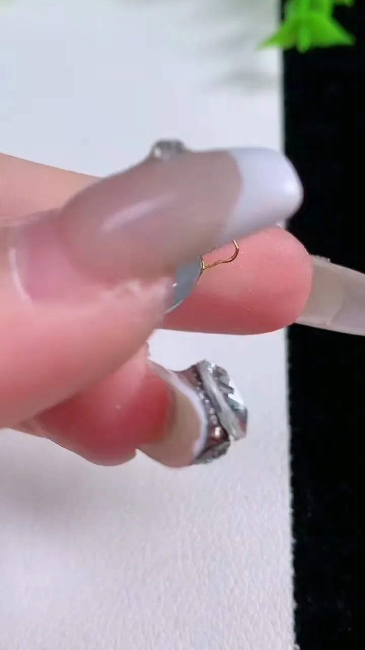 天然A货翡翠种飘花平安扣吊坠，尺寸18-4.8，重量:3.24g
1月26日