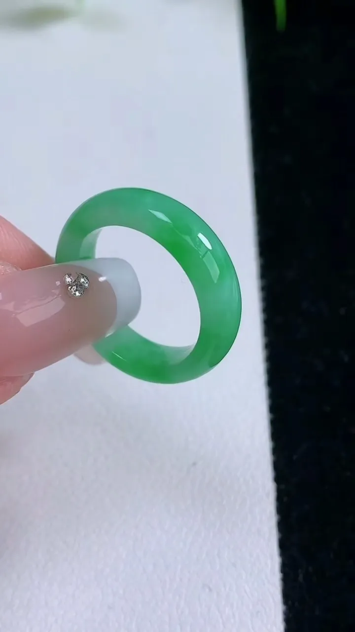 天然A货翡翠指环戒指，尺寸16.5-5-2.8，重量:3.33g2026年1月26日
工厂直销收藏佳品,种好水足，色泽均匀，有种有色，上手高大气！