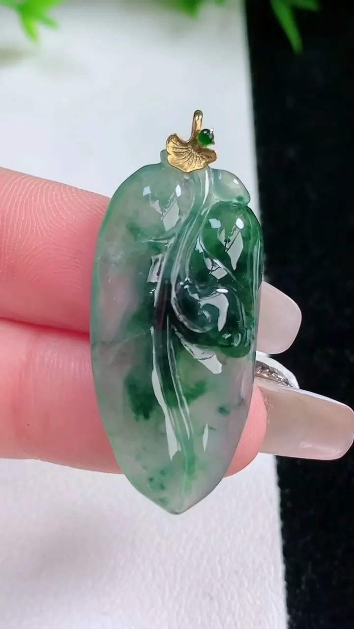 天然A货翡翠18K金飘花金枝玉叶 叶子吊坠，尺寸32.5-16.6-5.9，重量:5.18g
1月26日