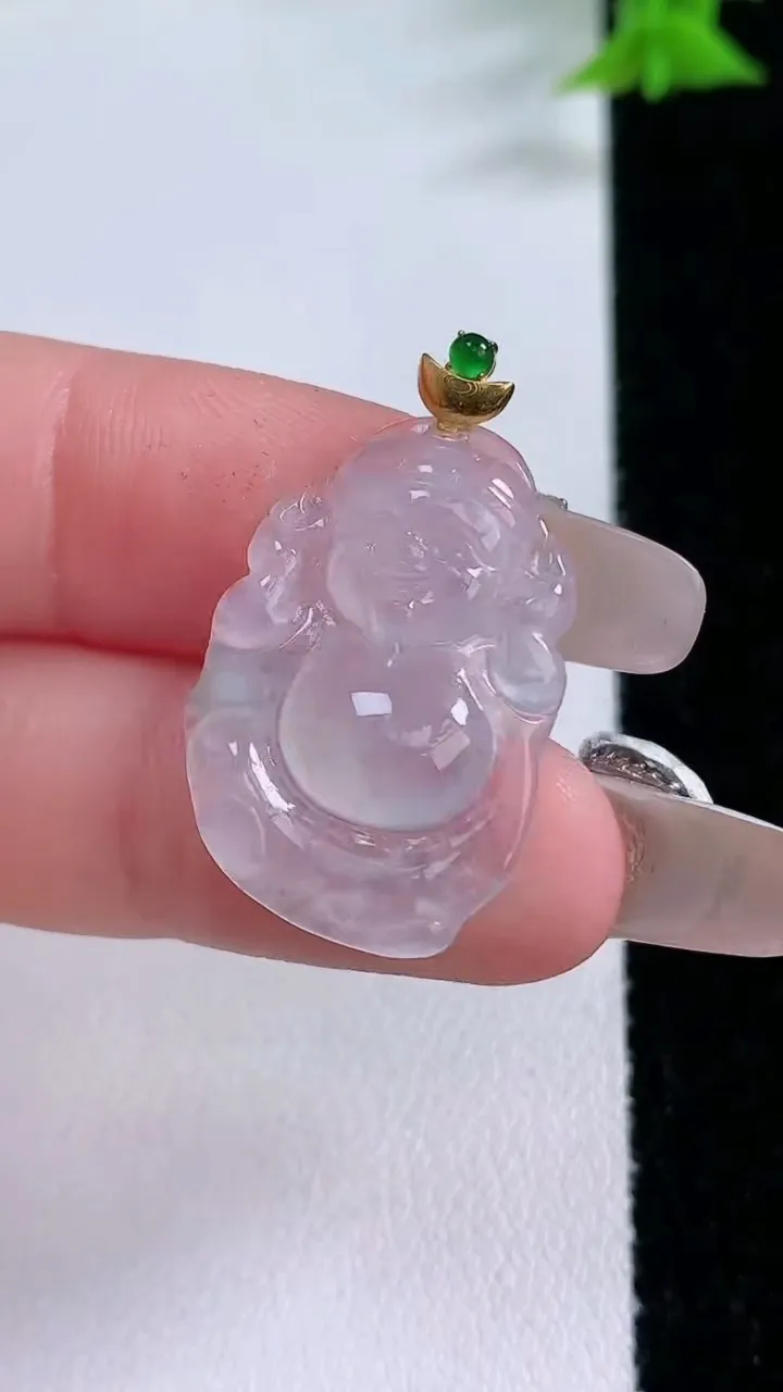 天然A货翡翠财神爷吊坠，尺寸24.3-17.5-3.8，重量:2.73g
1月26日