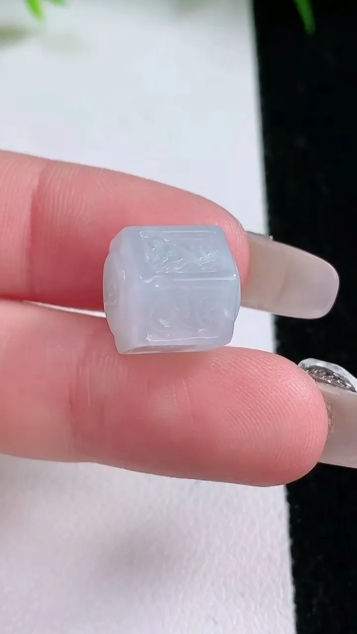 天然A货翡翠六字真言 路路通吊坠，尺寸11.6-11.2，重量:3.97g
1月26日