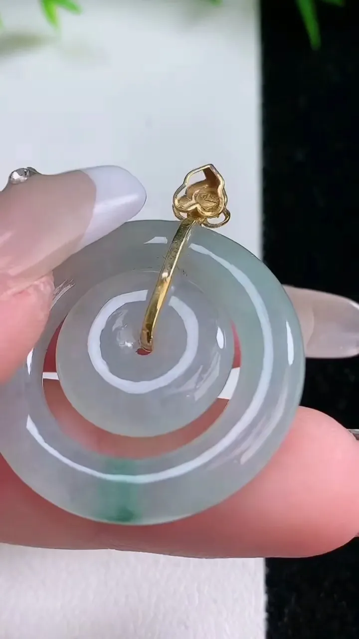 天然A货翡翠18K金飘花母子平安扣吊坠，尺寸29.2-4.4，重量:9.07g
1月26日