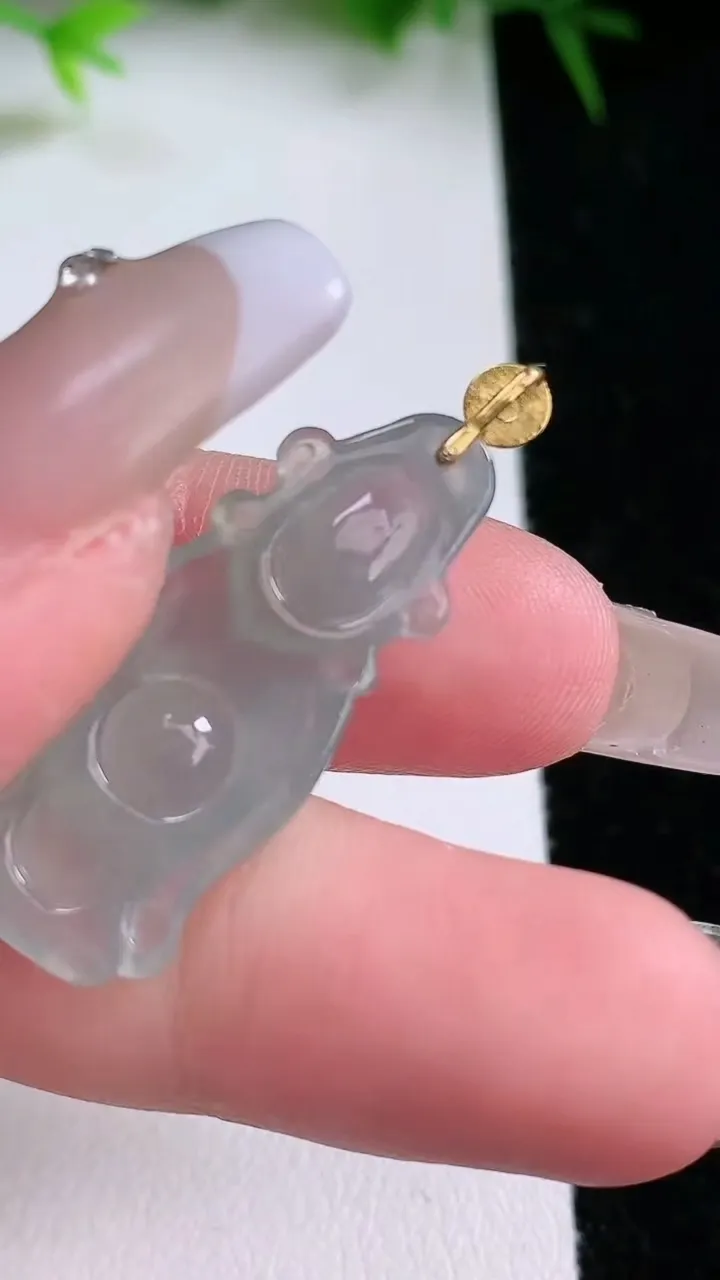 天然A货翡翠财神爷吊坠，尺寸28.8-12.7-5.5，重量:3.74g
1月26日