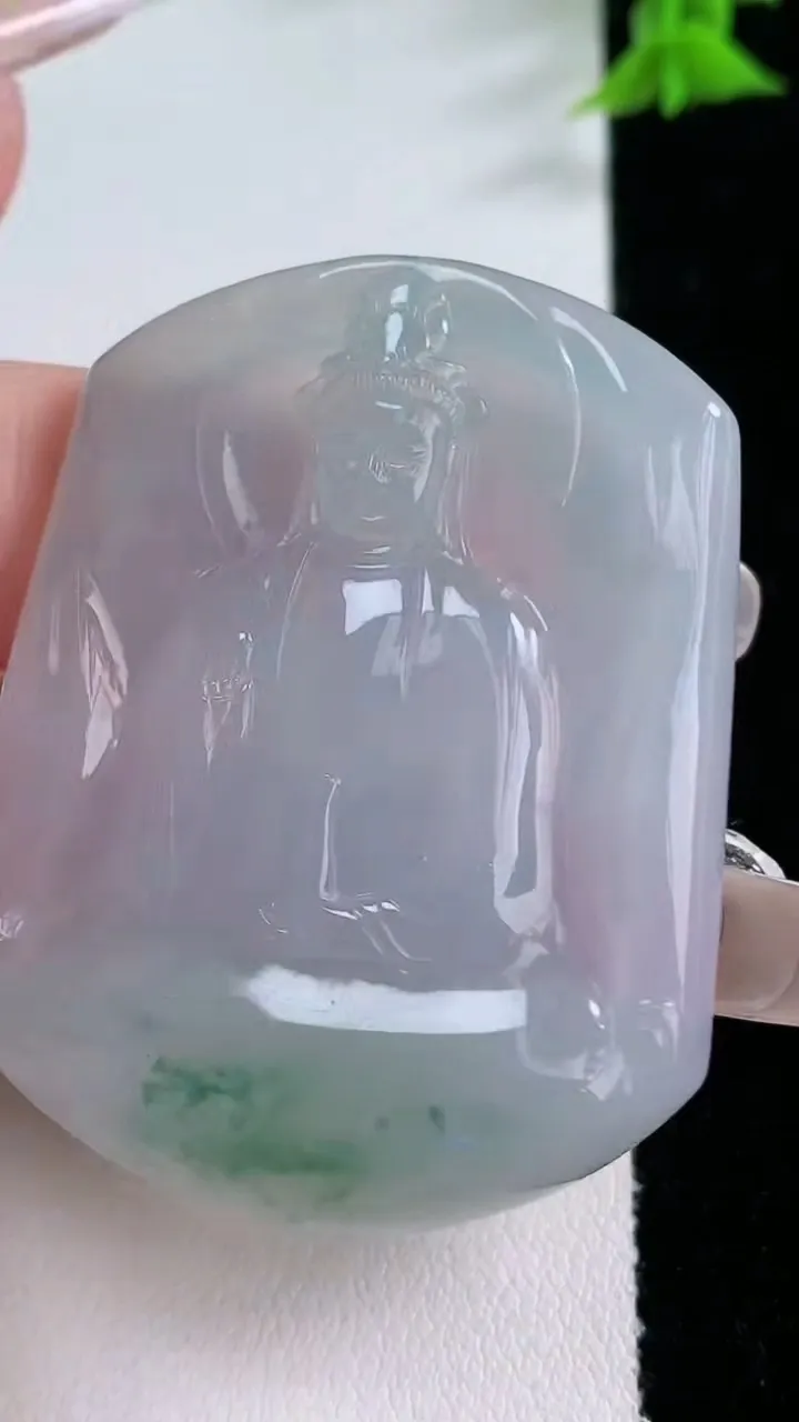 天然A货翡翠冰种飘花观音菩萨吊坠，尺寸48.6-38.6-5，重量:21.94g
1月26日