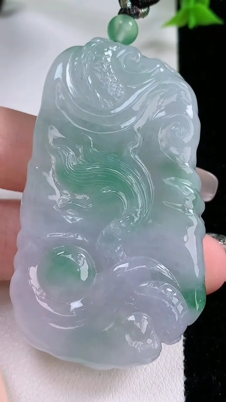 天然A货翡翠龙牌吊坠，尺寸62.3-36.7-9.8，重量:49.11g
1月26日