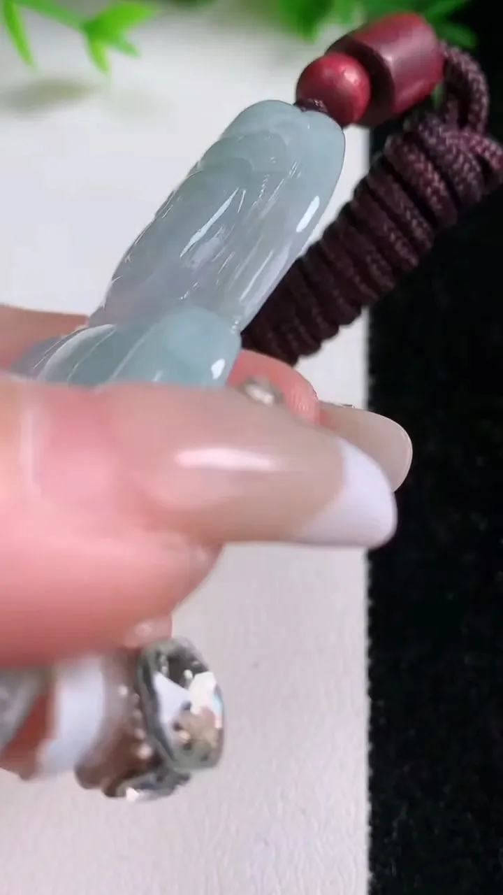 天然A货翡翠观音菩萨吊坠，尺寸67.4-43-5.3，重量:31.20g
1月26日