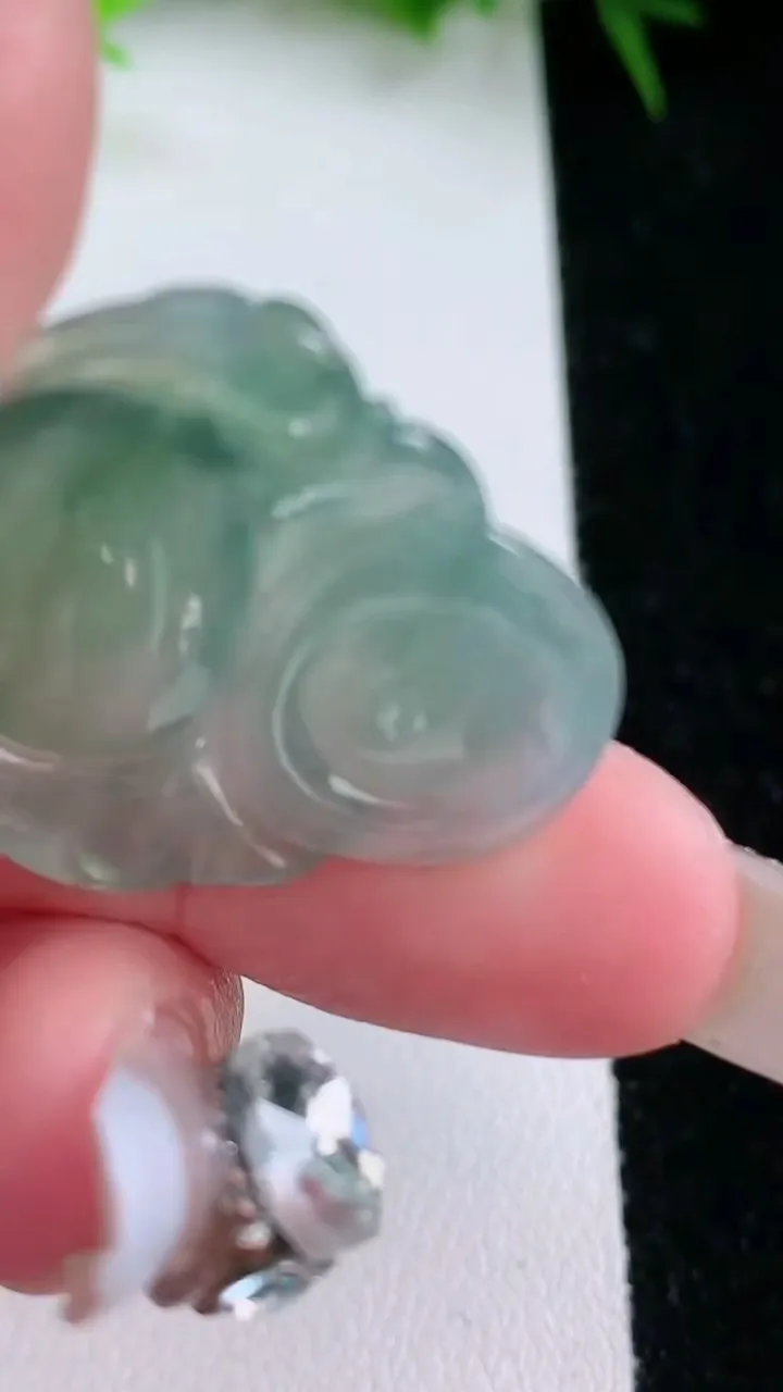 天然A货翡翠佛公吊坠，尺寸27-28-5，重量:5.60g
1月26日