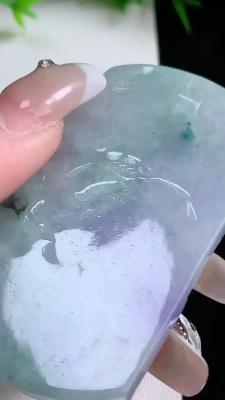 天然A货翡翠牌吊坠，尺寸51.7-39.2-6.3，重量:37.39g
1月26日