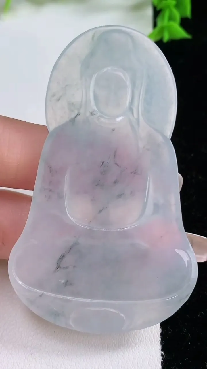 天然A货翡翠冰种飘花观音菩萨吊坠，尺寸68-42.2-4.6，重量:24.09g
1月26日