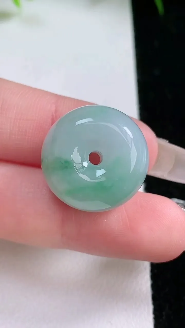 天然A货翡翠飘花路路通吊坠，尺寸19.6-11.8，重量:10.00g
1月26日