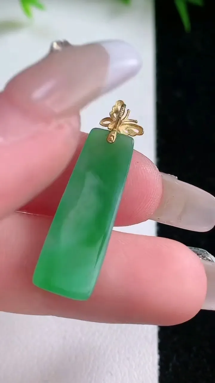 天然A货翡翠节节高升 竹节吊坠，尺寸25.4-9-2.9，重量:1.59g
1月26日