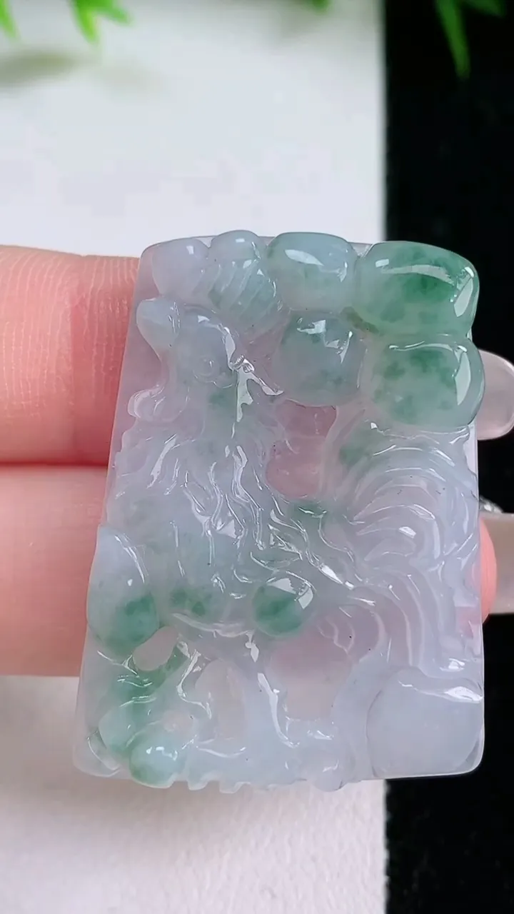 天然A货翡翠飘花生肖鸡吊坠，尺寸37-27-4.6，重量:11.38g
1月26日