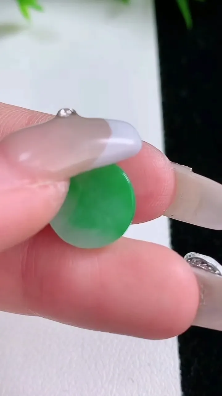 天然A货翡翠无事牌镶嵌件，尺寸12.4-3，重量:1.65g
1月26日