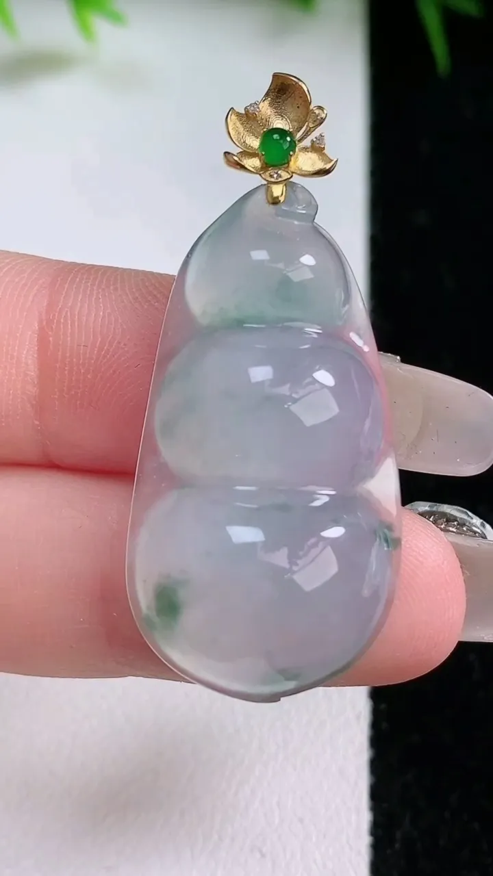 天然A货翡翠种飘花福豆吊坠，尺寸32-18-6.8，重量:6.63g
1月26日