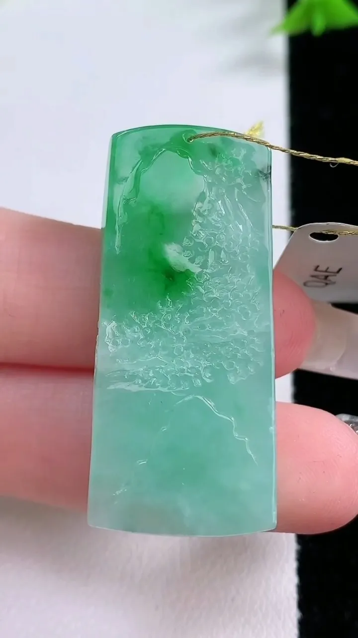 天然A货翡翠山水牌吊坠，尺寸40.5-17.5-7，重量:14.11g
1月26日