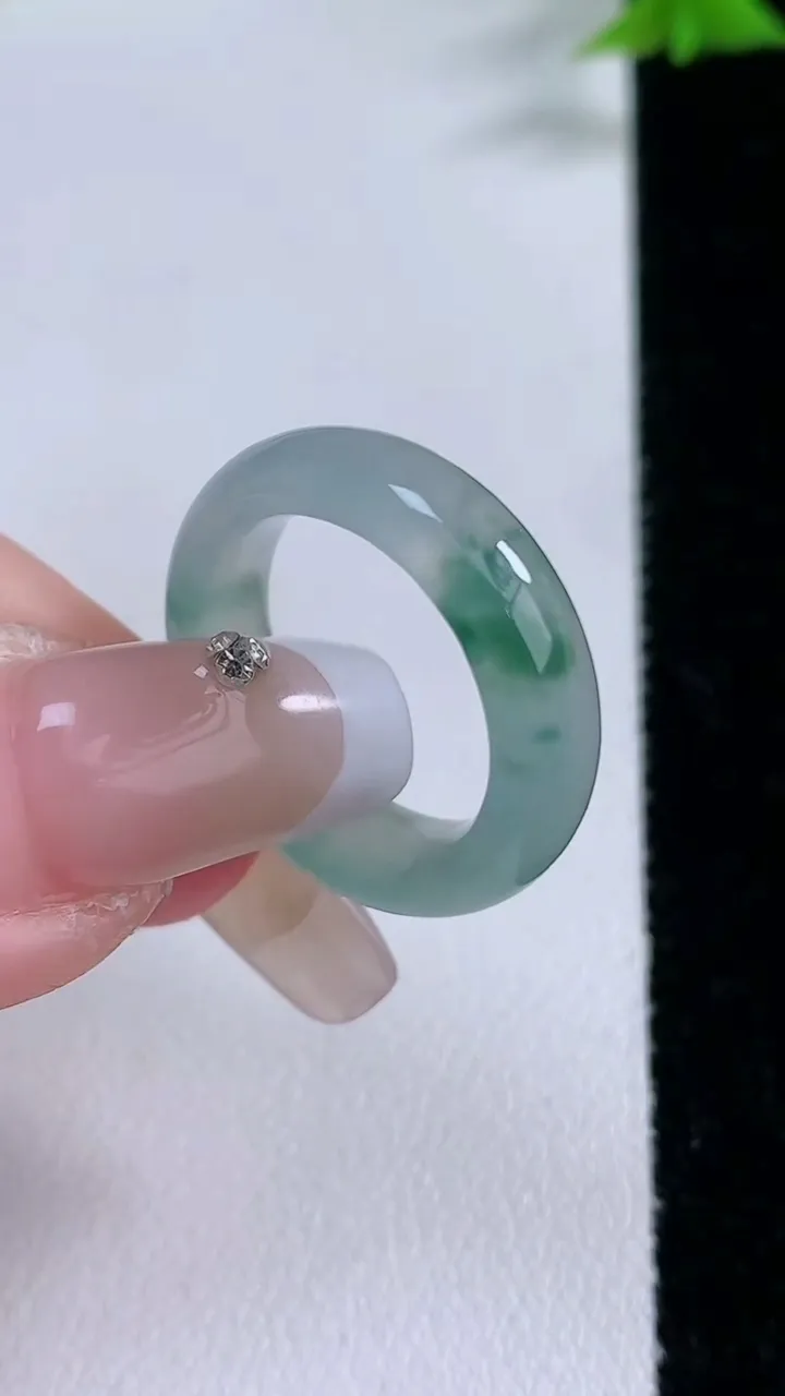 天然A货翡翠冰种飘花指环戒指，尺寸16-5.4-3.4，重量:3.72g2026年1月26日
工厂直销收藏佳品,种好水足，色泽均匀，有种有色，上手高大气！